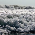 ¿Qué diferencia hay entre la altura y la amplitud de una ola de tsunami?