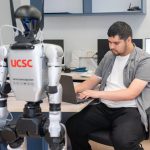 Alumni UCSC lidera operación del primer robot humanoide programable de Chile